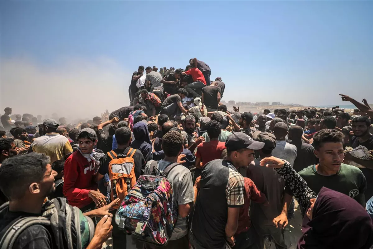 تجمع الفلسطينيون على شاحنات المساعدات