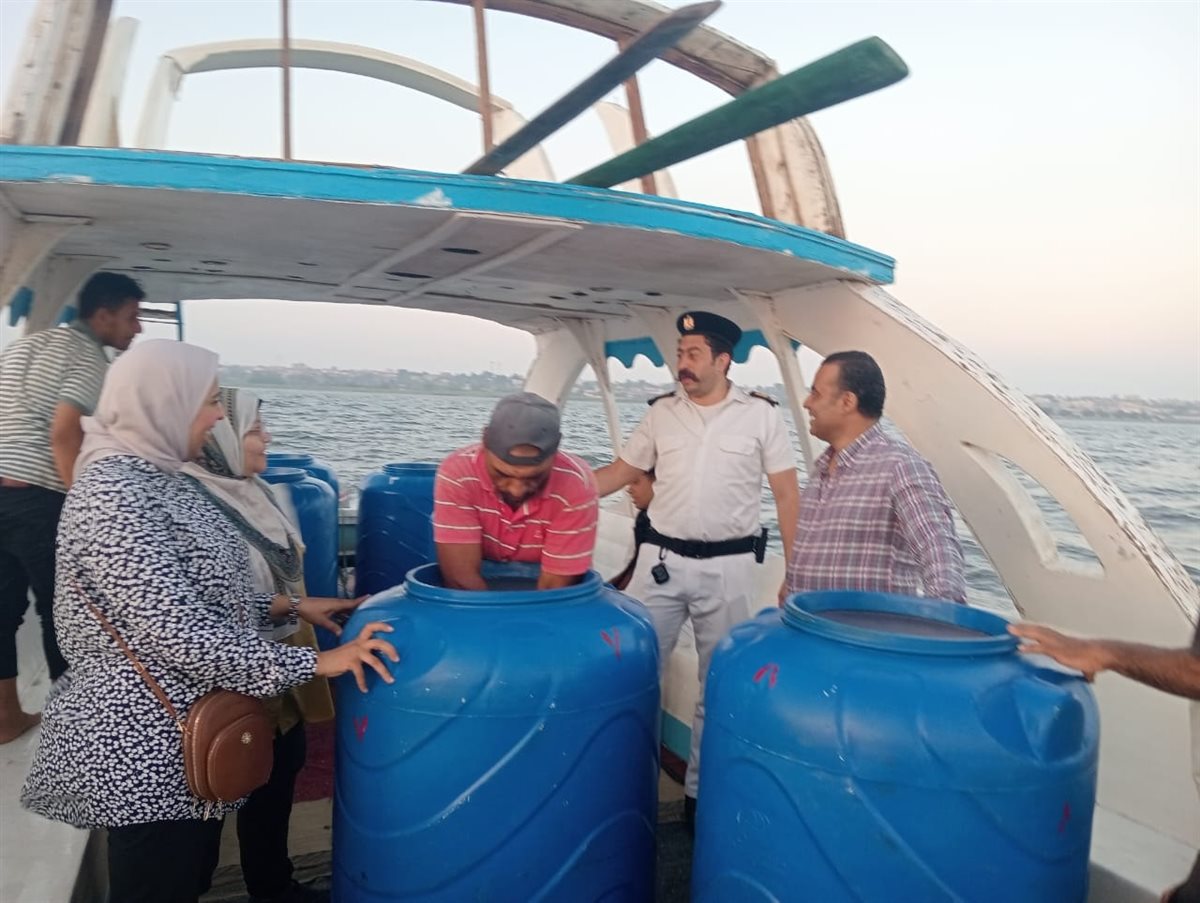 أثناء انزال زريعة الاسماك