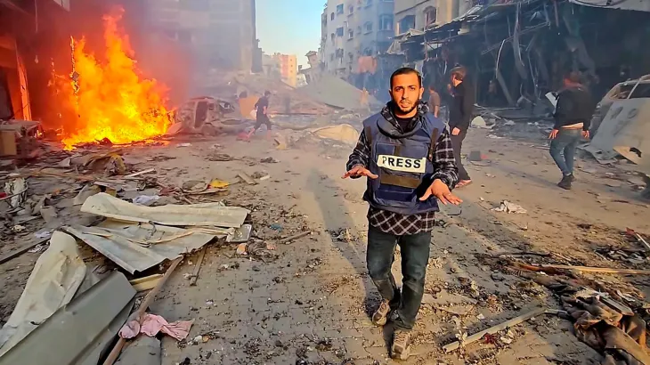 <strong>جيش الاحتلال يستهدف خيمة الصحفيين في محيط مستشفى الشفاء بمدينة غزة</strong>