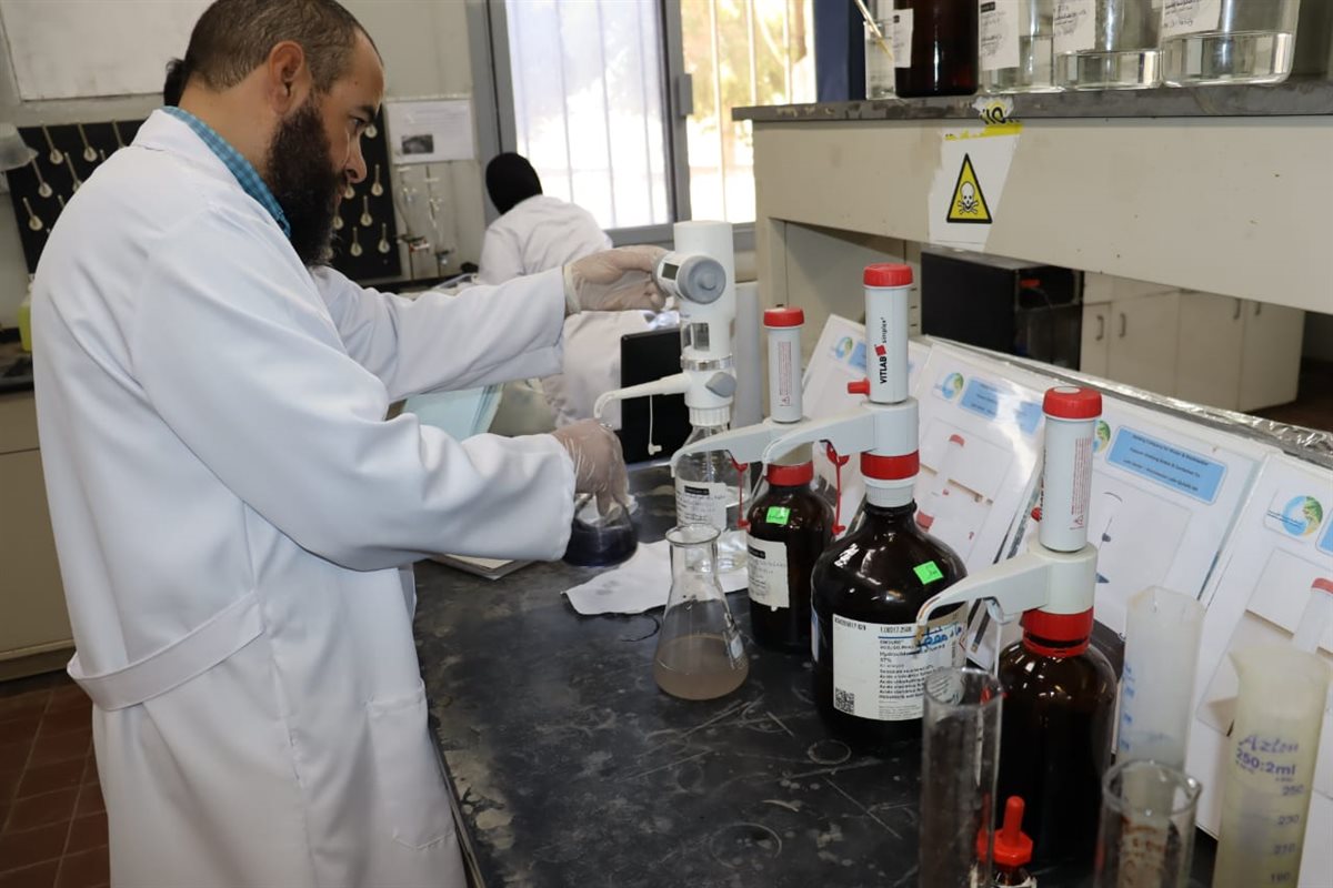 معمل شركة مياه الشرب بالفيوم &nbsp;اثناء تحليل العينات