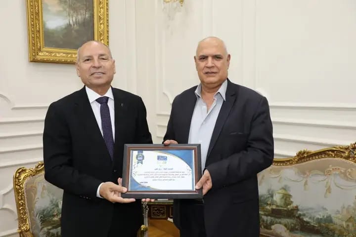 محافظ القاهرة يكرم رئيس هيئة النقل العام السابق تقديرًا لجهوده&nbsp;
