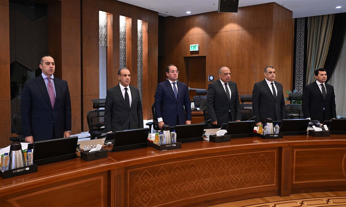 <strong>مجلس الوزراء يقف حداد على روح الدكتور علي المصيلحي</strong>
