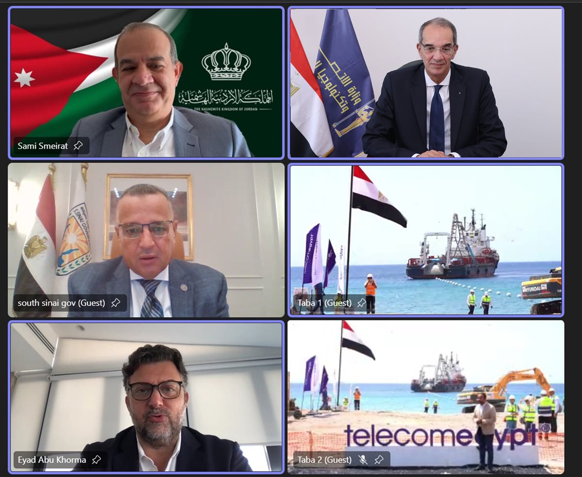 وزير الاتصالات وعدد من المسؤولين&nbsp;