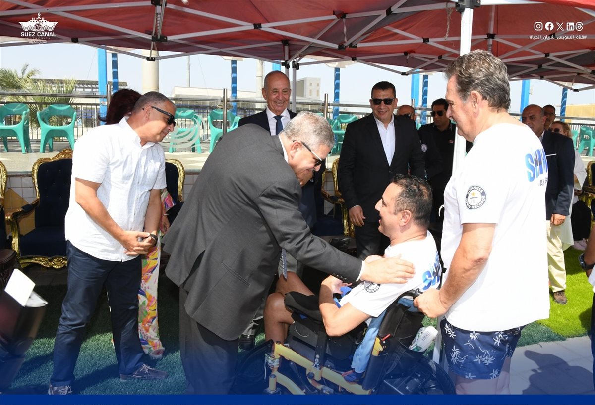 رئيس قناة السويس وتكريم الربان ولاء حافظ