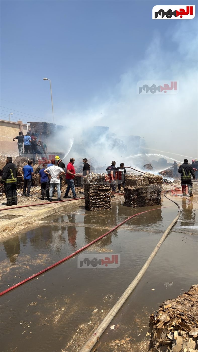 حريق ضخم يلتهم مصنعا للكرتون في مدينة بدر
