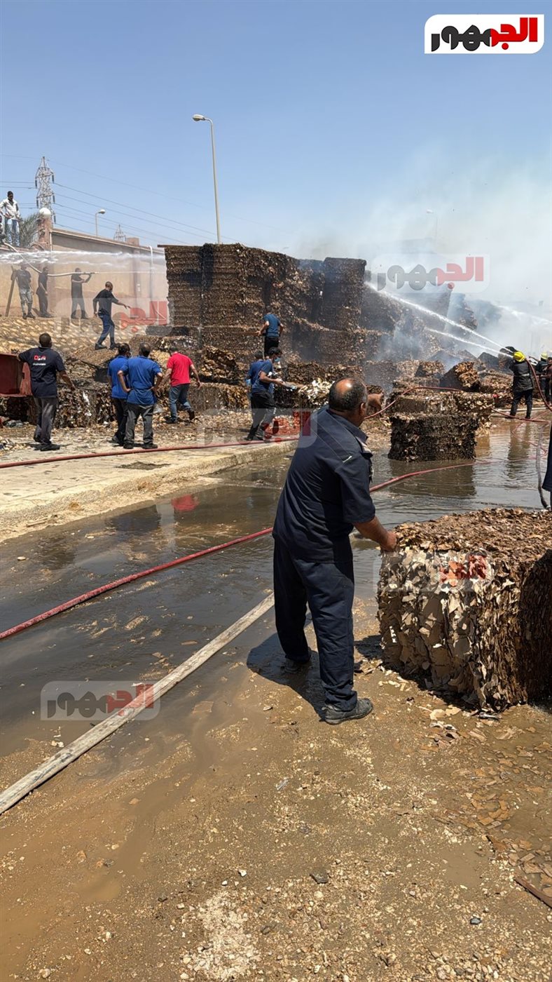 حريق ضخم يلتهم مصنعا للكرتون في مدينة بدر