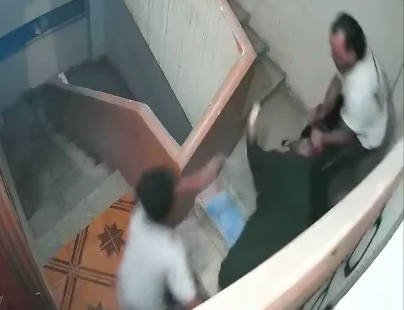 الأمن يفحص فيديو لشخص يعتدي على سيدة ونجلها بطريقة وحشية في الشرقية