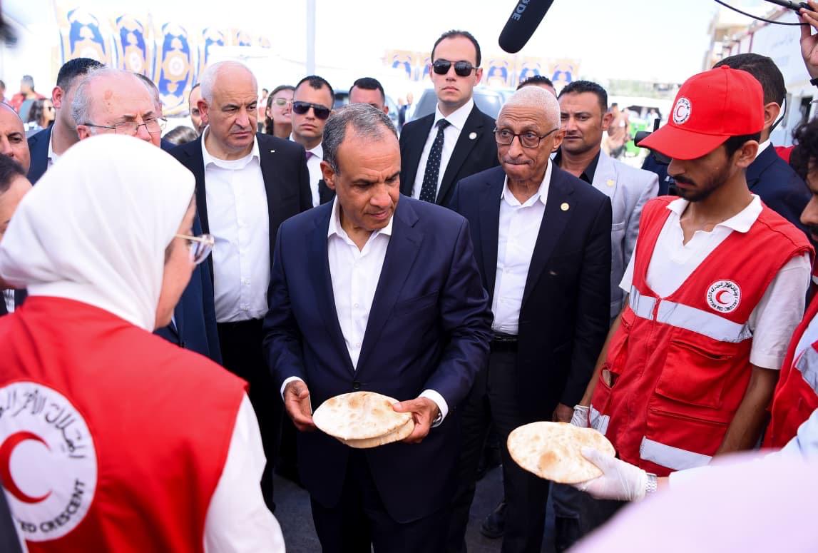 <strong>وزير الخارجية يتفقد المطبخ الإنساني</strong>