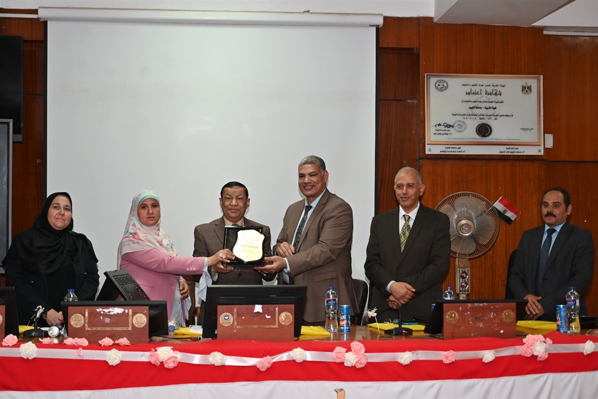 الدكتور عرفة صبري، نائب رئيس الجامعة&nbsp;اثناء التكريم