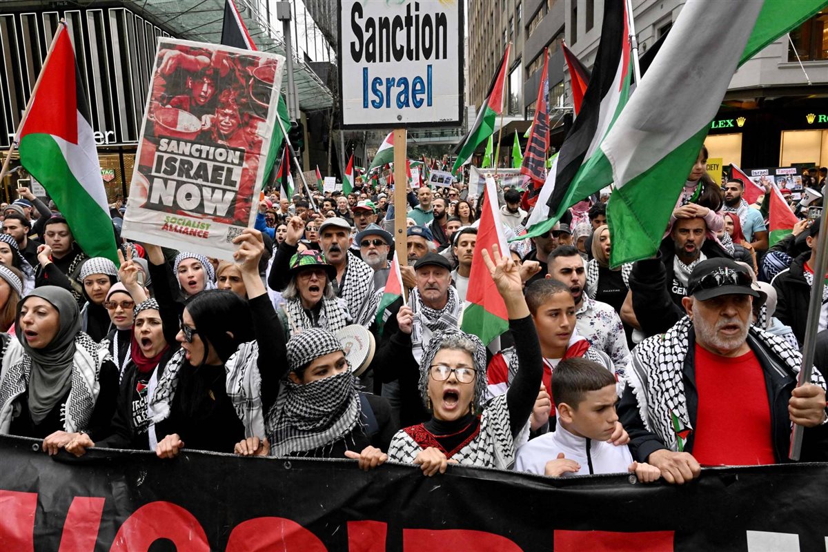<strong>خروج عشرات الآلاف في أكثر من 40 مظاهرة بأستراليا تضامنًا مع فلسطين</strong>