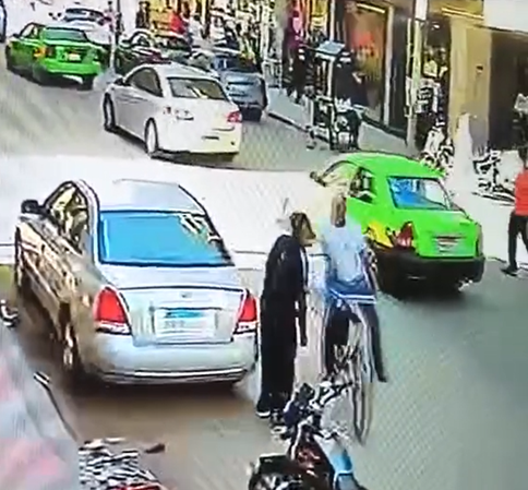 المتهم أثناء إرتكاب واقعة الصفع &nbsp;