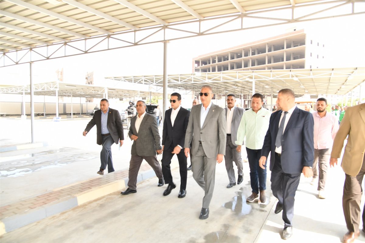محافظ الفيوم يتفقد موقف سيارات الاجرة الجديد