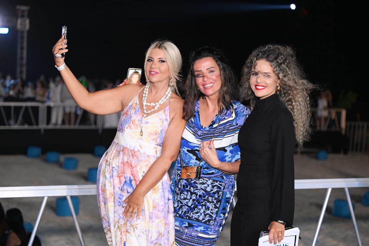 <strong>بوسي شلبي مع المعجبين</strong>