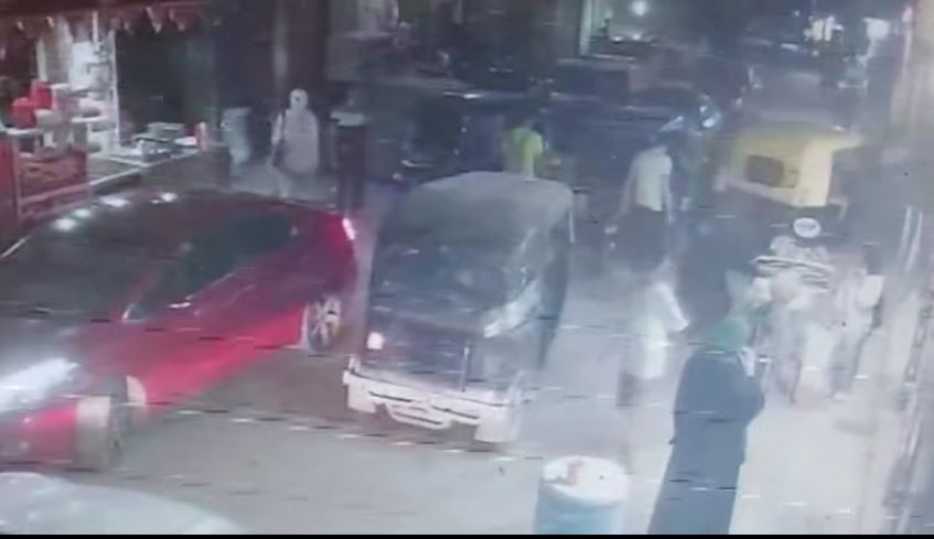 بلطجية التكاتك يثيرون الذعر في طنطا.. الاعتداء على مواطن وتكسير هاتفه وسيارته