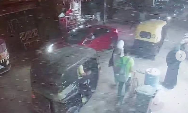 بلطجية التكاتك يثيرون الذعر في طنطا.. الاعتداء على مواطن وتكسير هاتفه وسيارته