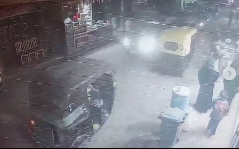 بلطجية التكاتك يثيرون الذعر في طنطا.. الاعتداء على مواطن وتكسير هاتفه وسيارته