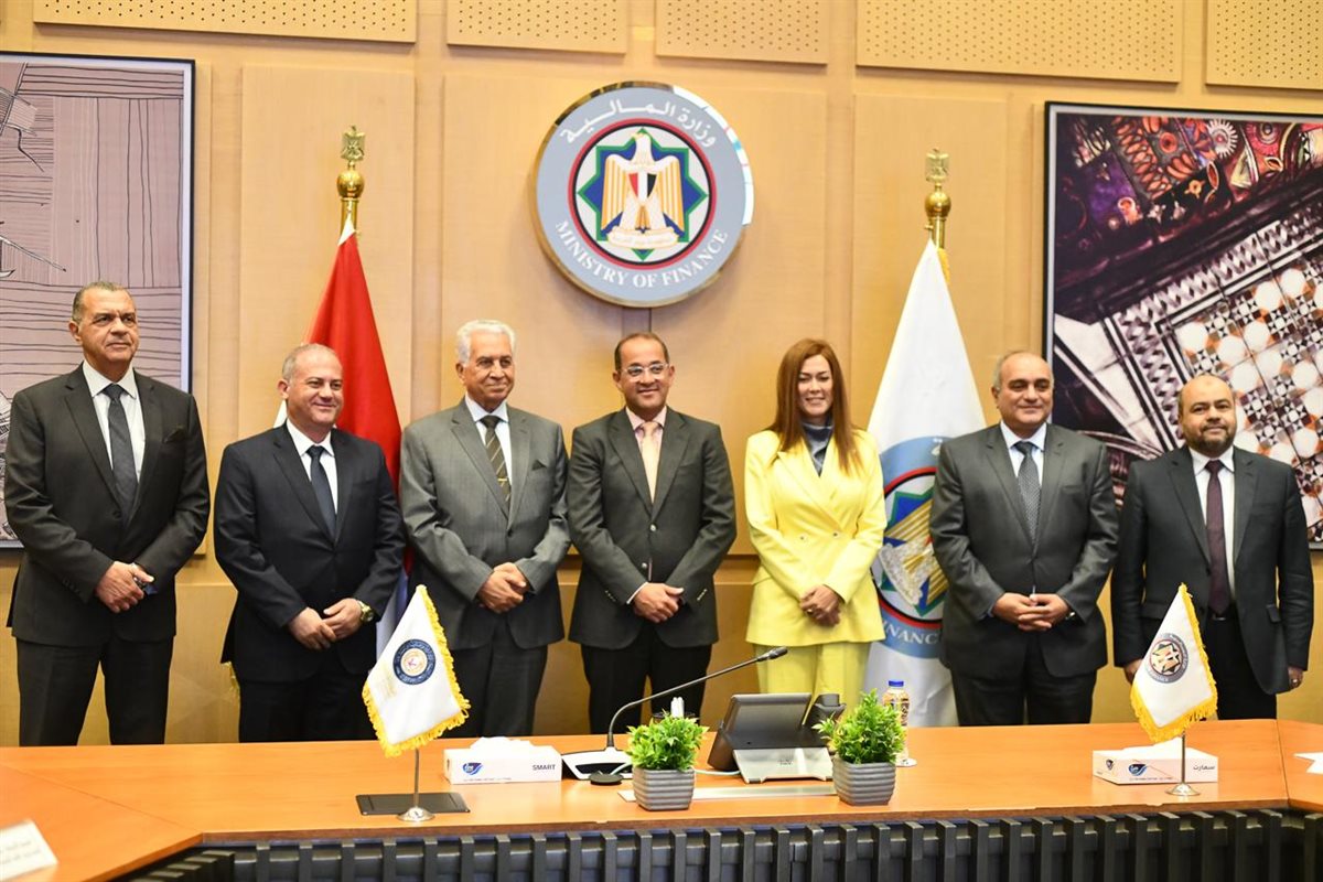 وزير المالية خلال توقيع البروتوكول