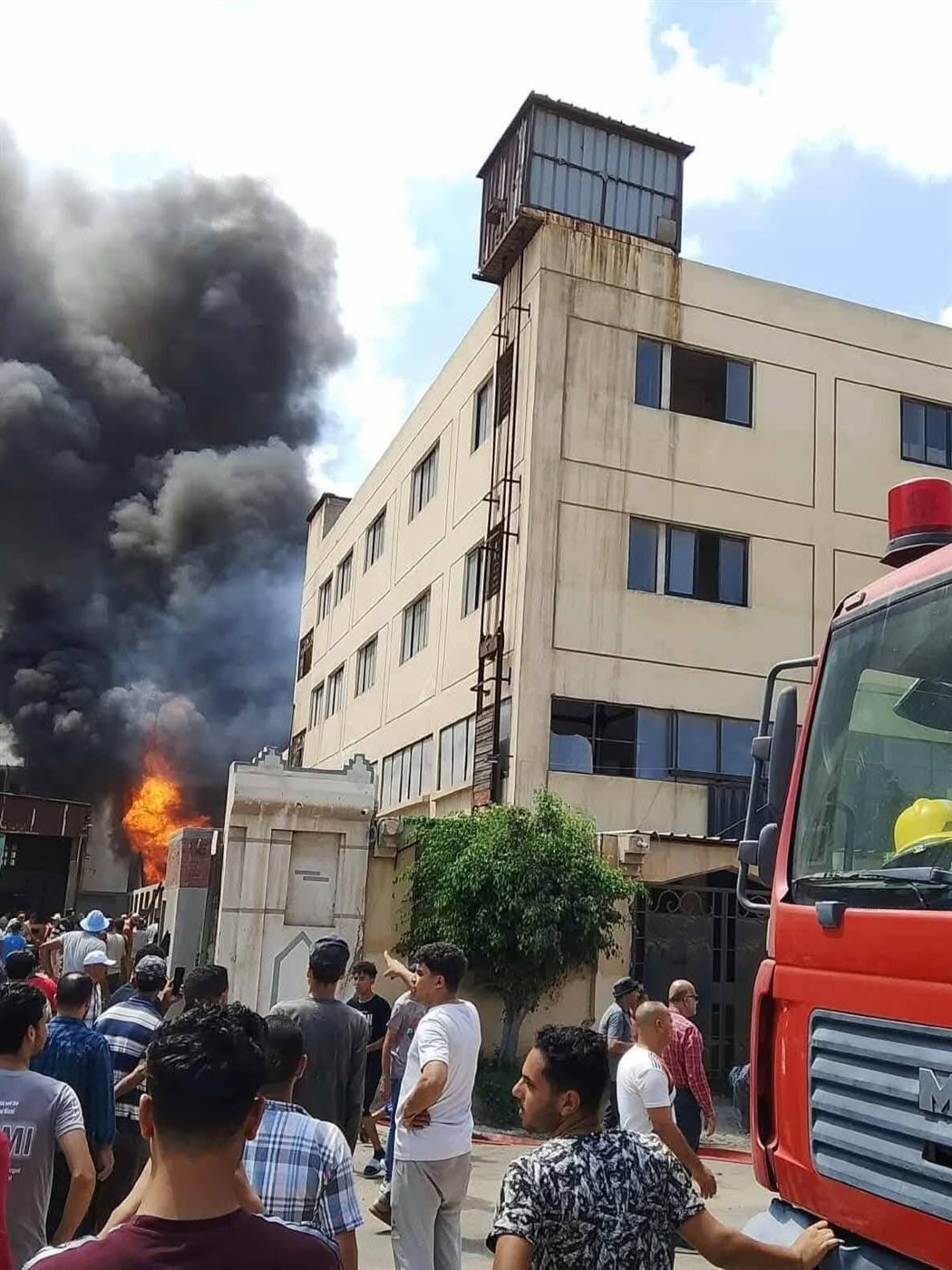 الحماية المدنية تحاول السيطرة على حريق مصنع بالمنطقة الصناعية في دمياط