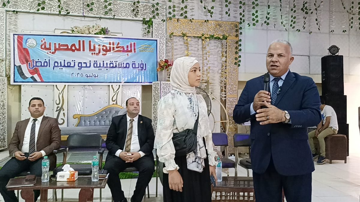 وكيل وزارة تعليم الفيوم اثناء اللقاء