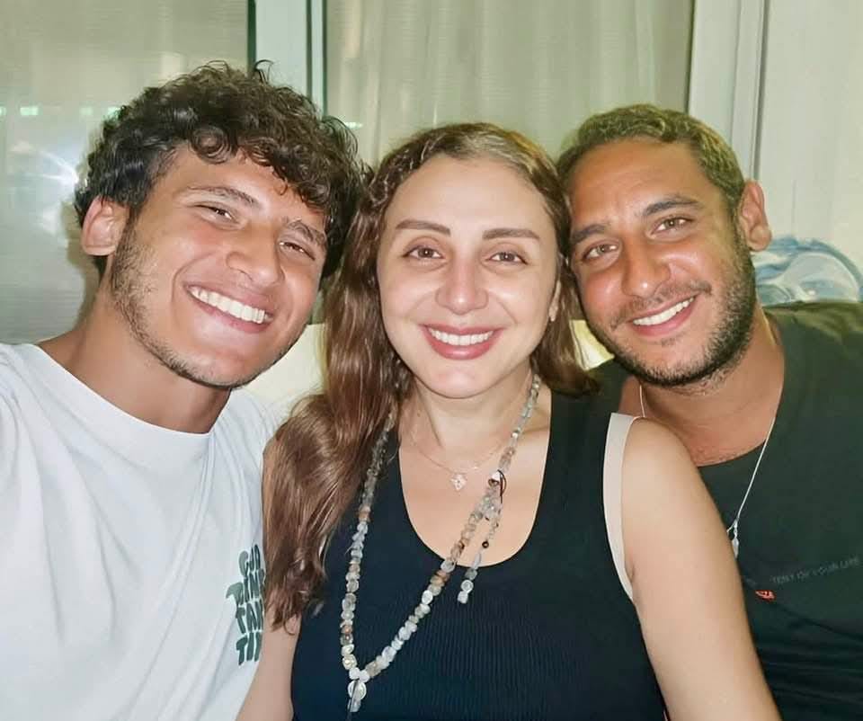 <strong>أنغام وأولادها عمر وعبد الرحمن</strong>