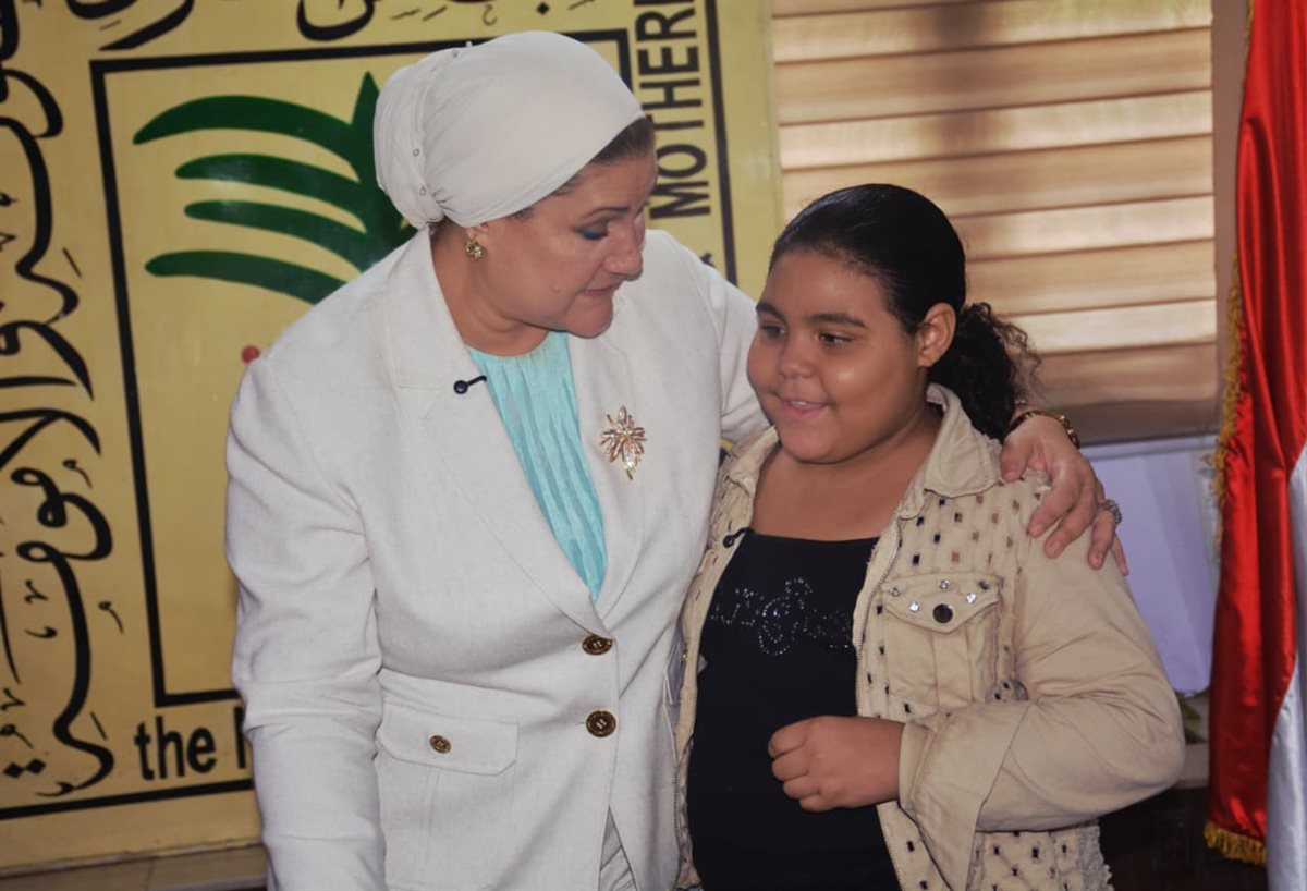 رئيسة القومي للطفولة تكرّم الطفلة 