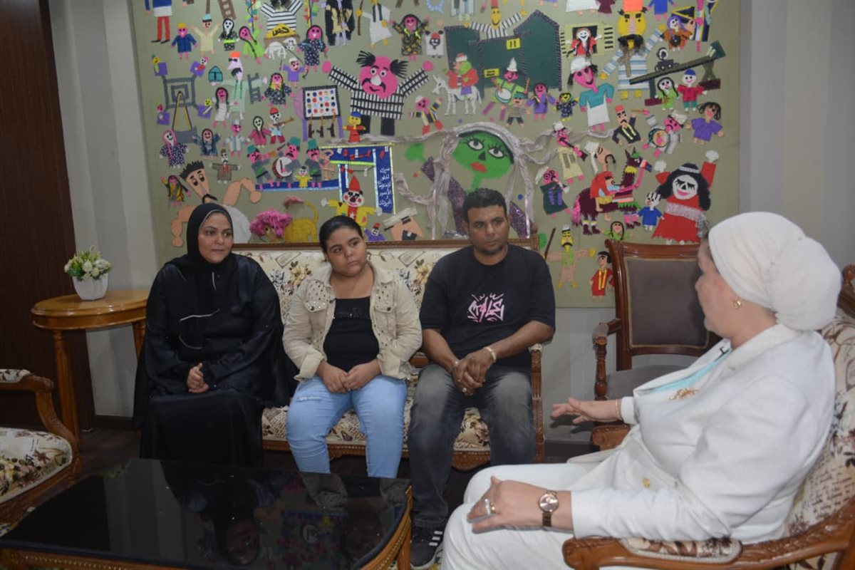 رئيسة القومي للطفولة تكرّم الطفلة 