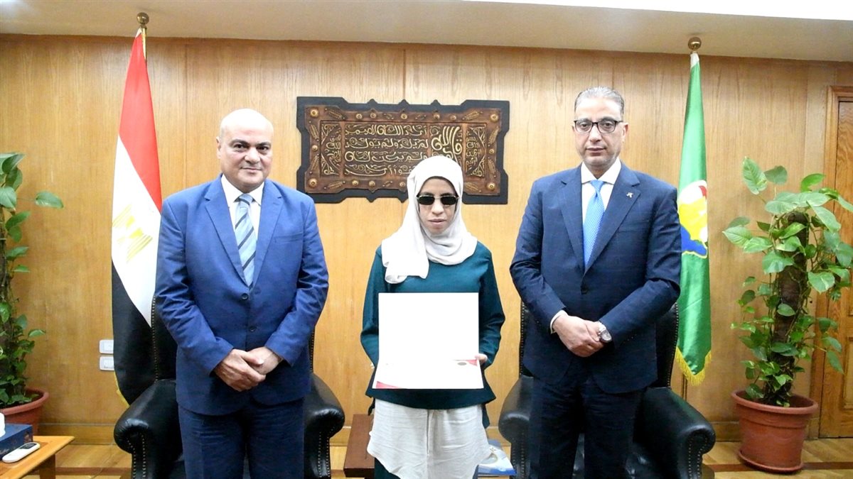 محافظ الفيوم ورئيس الهيئة العامة لتعليم الكبار يكرمان فتاة كفيفة