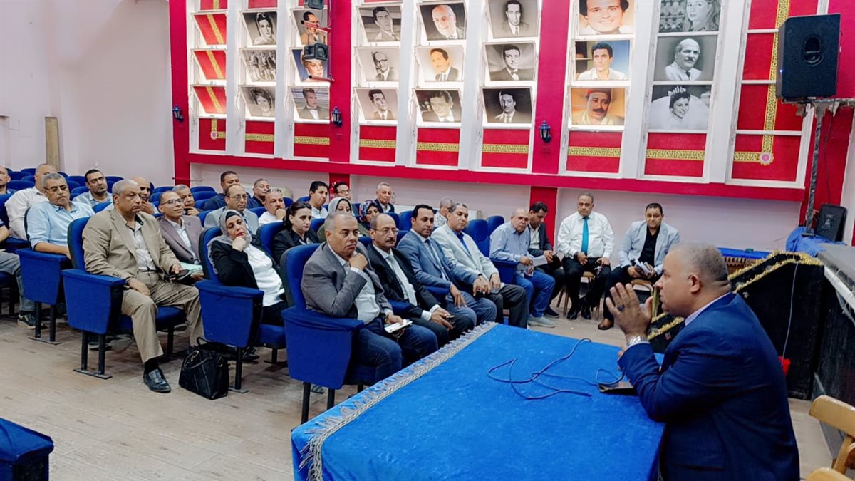 وكيل وزارة تعليم الفيوم اثناء اللقاء