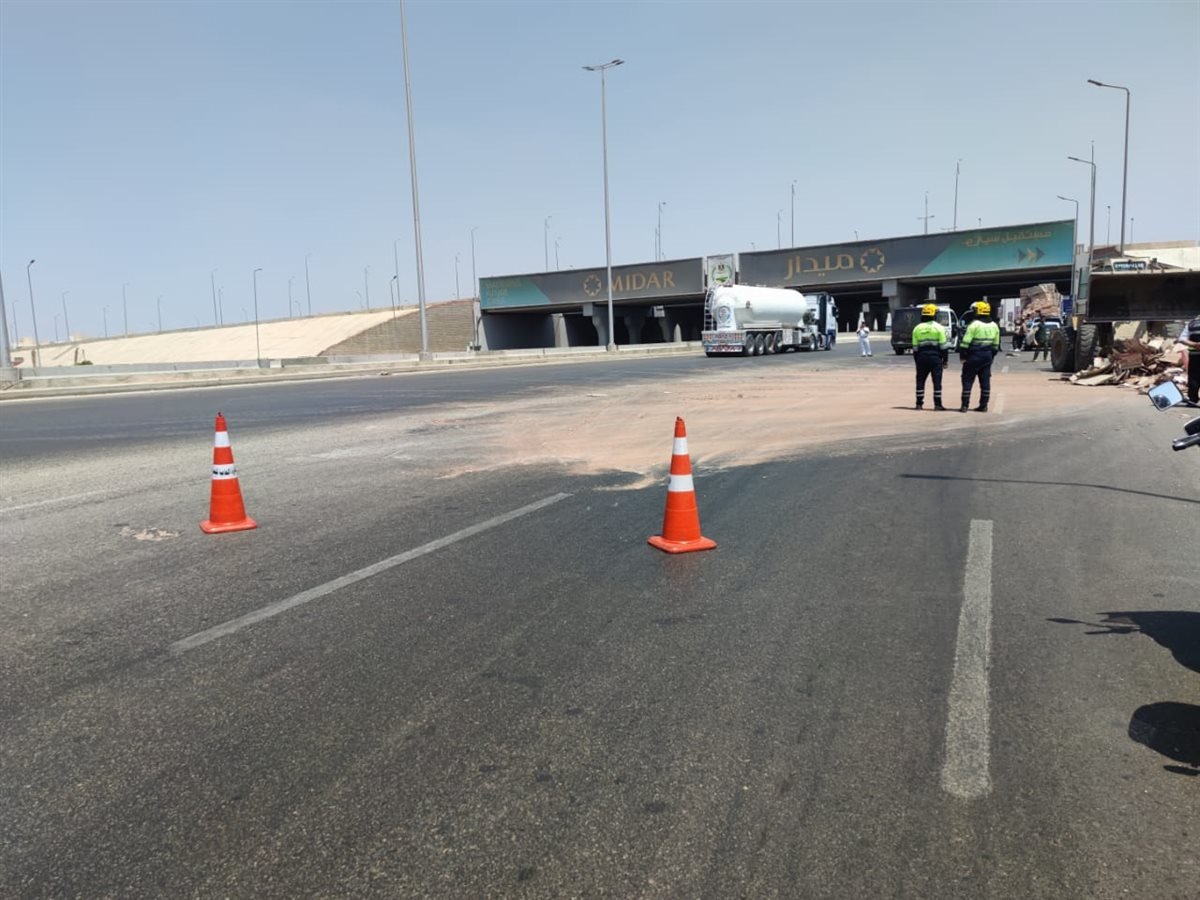 &nbsp;سقوط حمولة سيراميك يعطل الحركة &nbsp;المرورية أعلى الدائري الأوسطي بالشروق