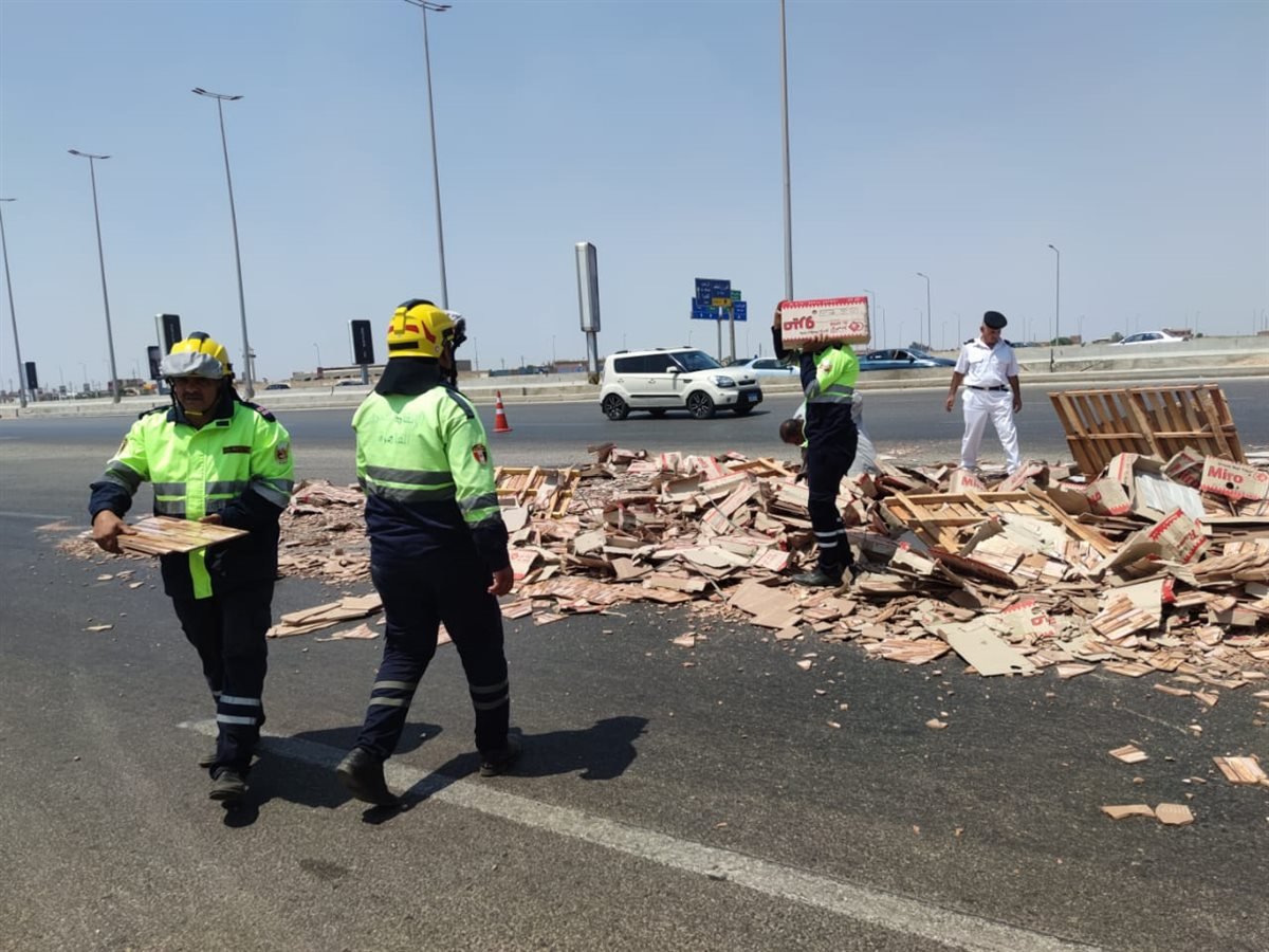 &nbsp;سقوط حمولة سيراميك يعطل الحركة &nbsp;المرورية أعلى الدائري الأوسطي بالشروق