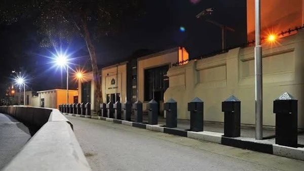 <strong>أسباب إزالة الحواجز الأمنية حول السفارة البريطانية</strong>