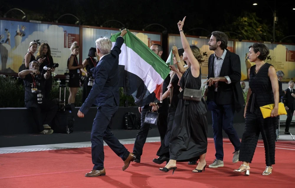 <strong>حمل علم فلسطين</strong>
