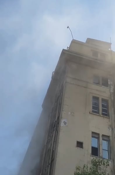 تصاعد أدخنة كثيفة أعلى سنترال رمسيس يثير الذعر بين المارة