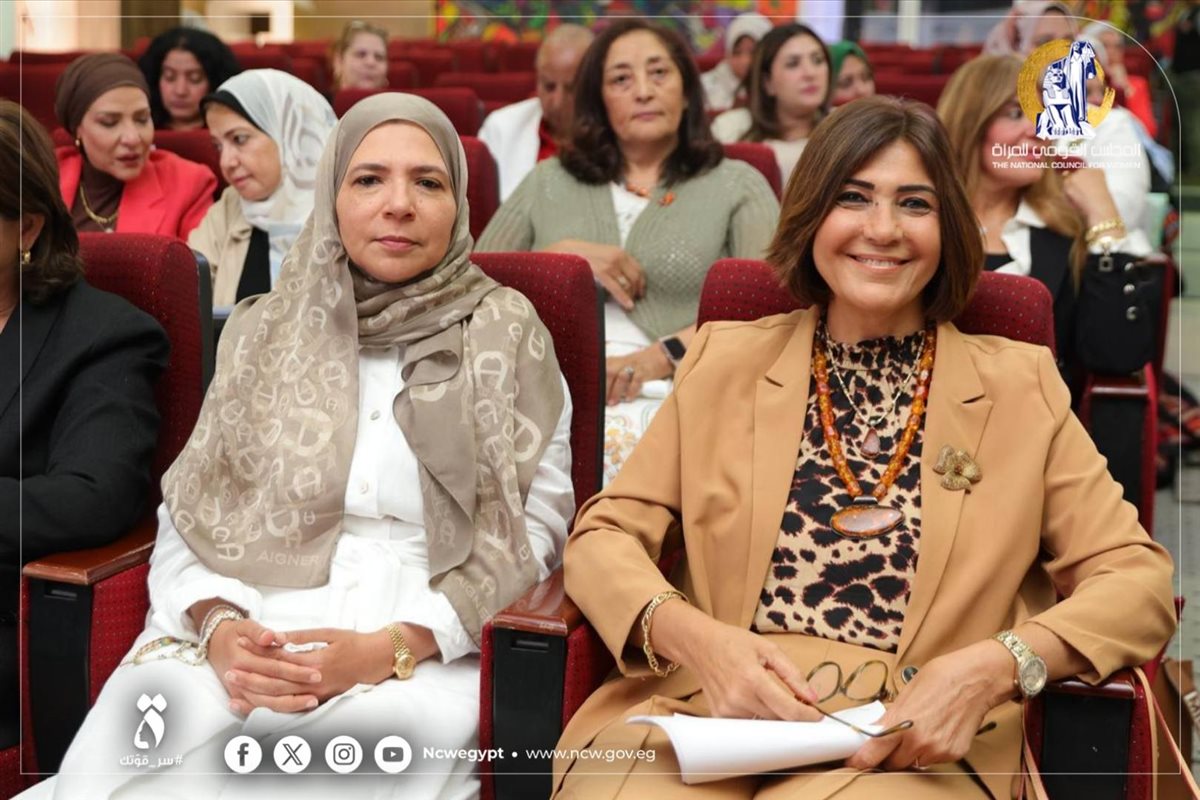 <strong>الدكتورة سوزان القليني ومجموعة من الحضور</strong>