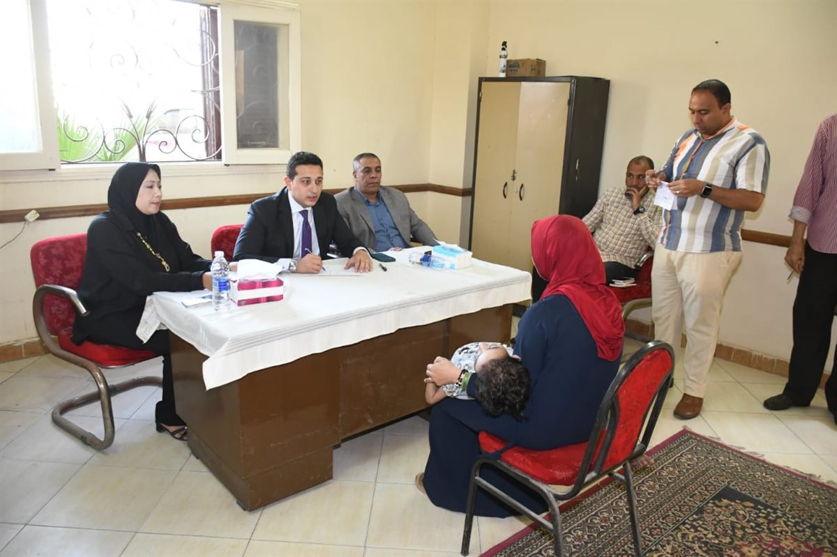 نائب محافظ الفيوم أثناء لقاء خدمة المواطنيين