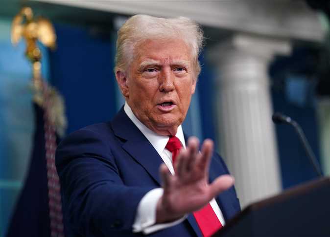 <strong>ترامب محبط من صعوبة ترتيب لقاء بين بوتين وزيلينسكي</strong>