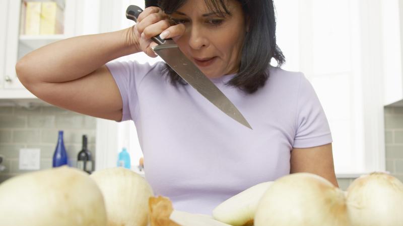 حيل تمنعك من البكاء أثناء تقطيع البصل