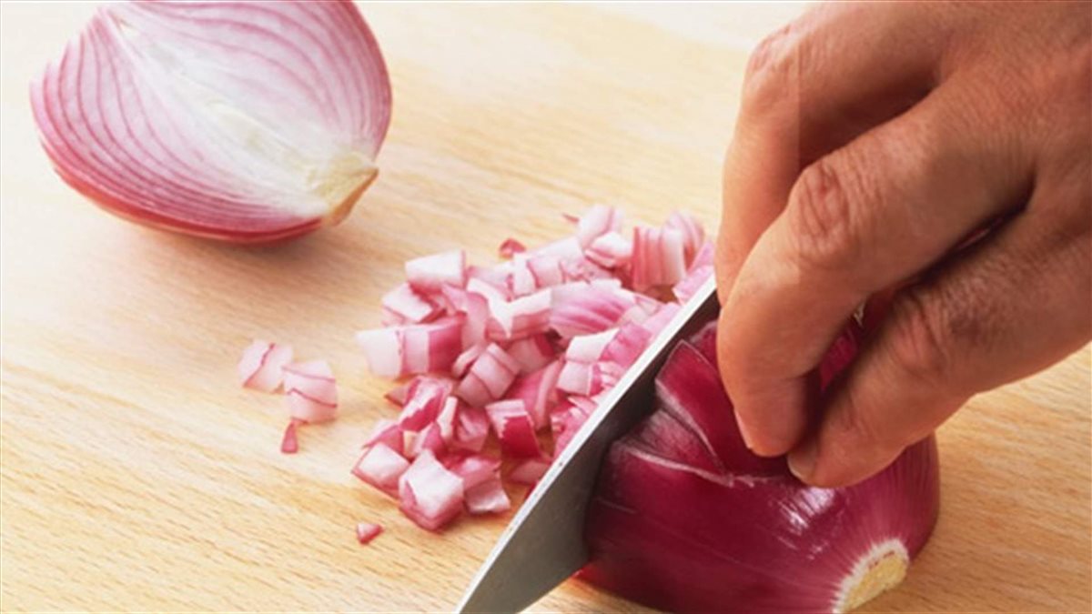 حيل تمنعك من البكاء أثناء تقطيع البصل