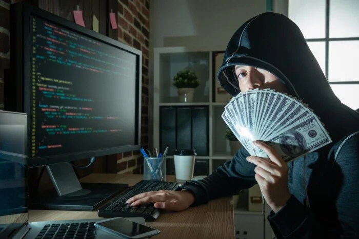 <strong>البنات والمشاهير بإيطاليا فريسة للمواقع الغير أخلاقية</strong>