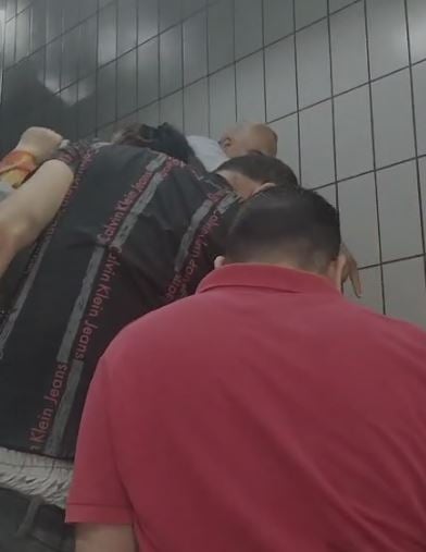سقوط كرسي متحرك يتسبب في إصابات عدد من المواطنين بمحطة مترو مسرة
