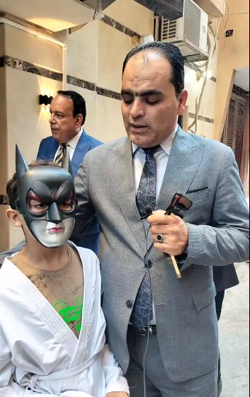 الطفل المجنى عليه مع محاميه