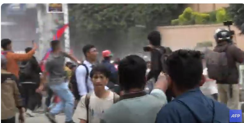 <strong>استقالة رئيس الوزراء واحتراق البرلمان وفرار المسئولين.. ماذا يحدث في نيبال؟</strong>