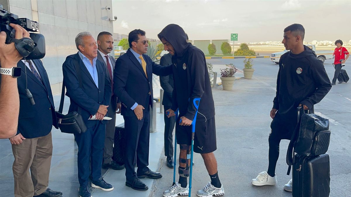 عمر مرموش بالعكاز