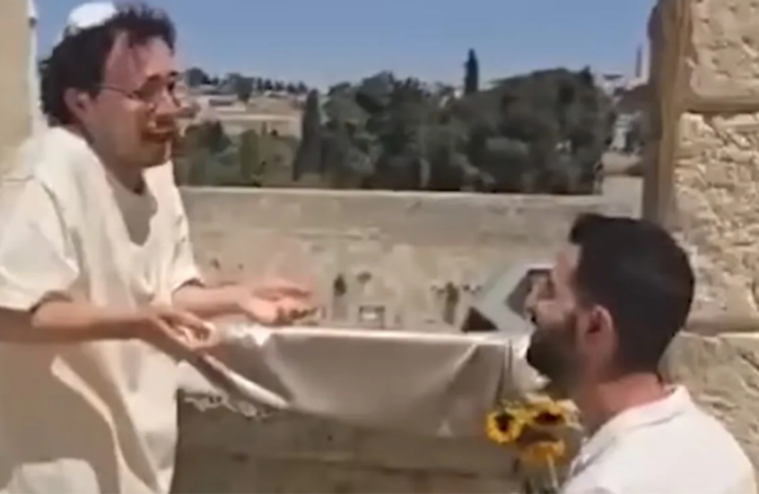 <strong>تدنيس علني للمقدسات.. منتج إسرائيلي يطلب الزواج من شاب أمام القدس</strong>
