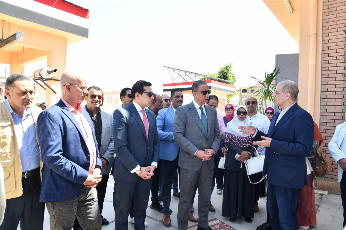 محافظ الفيوم اثناء تفقد المحطة