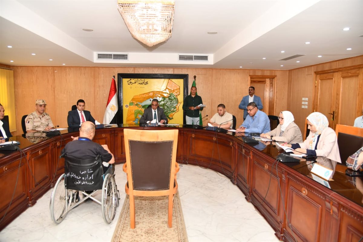 محافظ الفيوم أثناء اللقاء