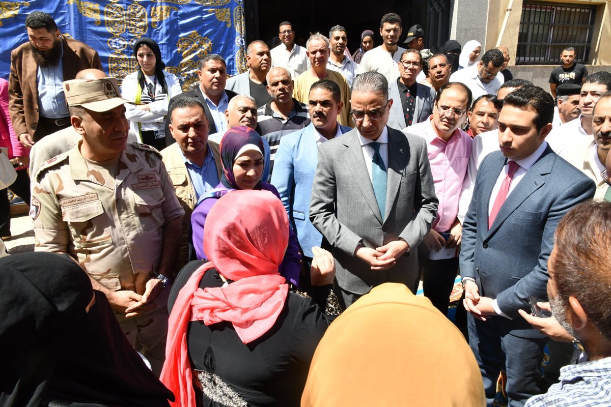 محافظ الفيوم اثناء الزيارة