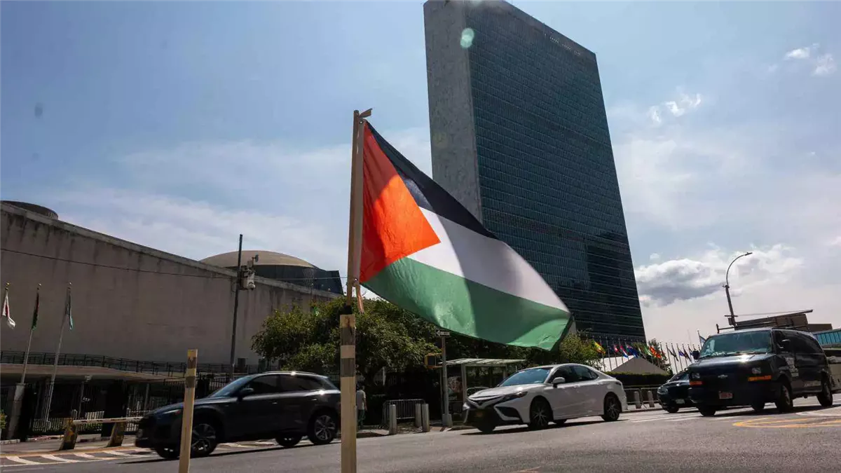 نشطاء يعلقون علم فلسطين قبالة الجمعية العامة