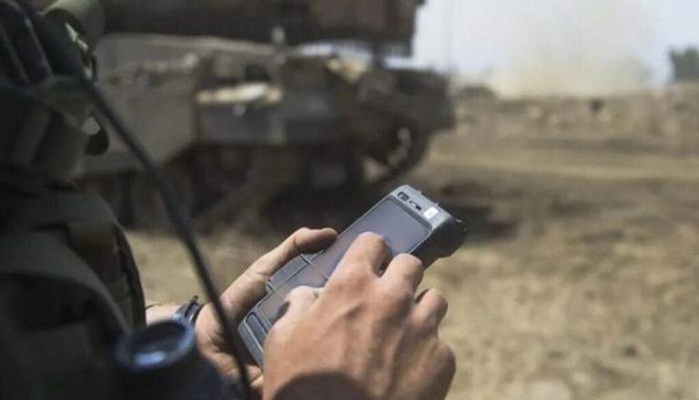جاسوس إسرائيلي في جيبك.. قطعة خفية بالهواتف تكشف أخطر اختراق صامت