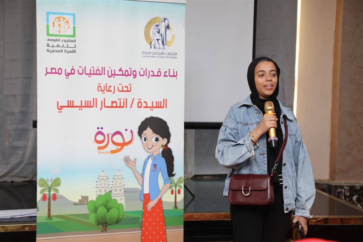 <strong>إحدي الفتيات المشاركات في الورشة</strong>